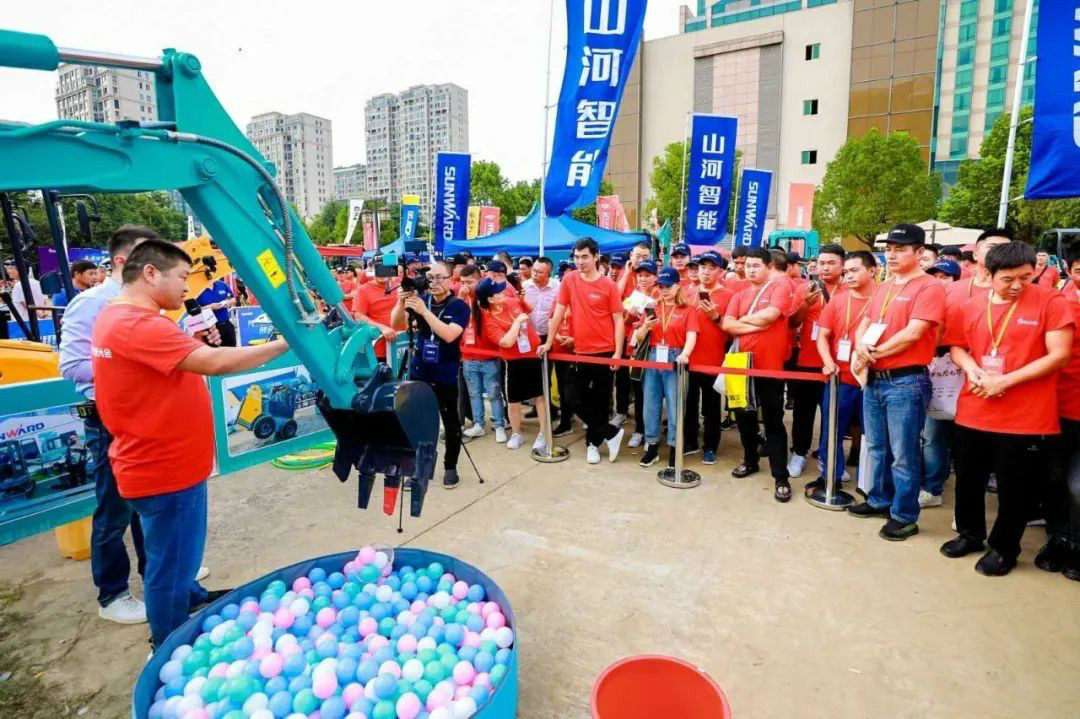 2020全球微挖大会 J9集团智能精品微挖赢得满堂彩