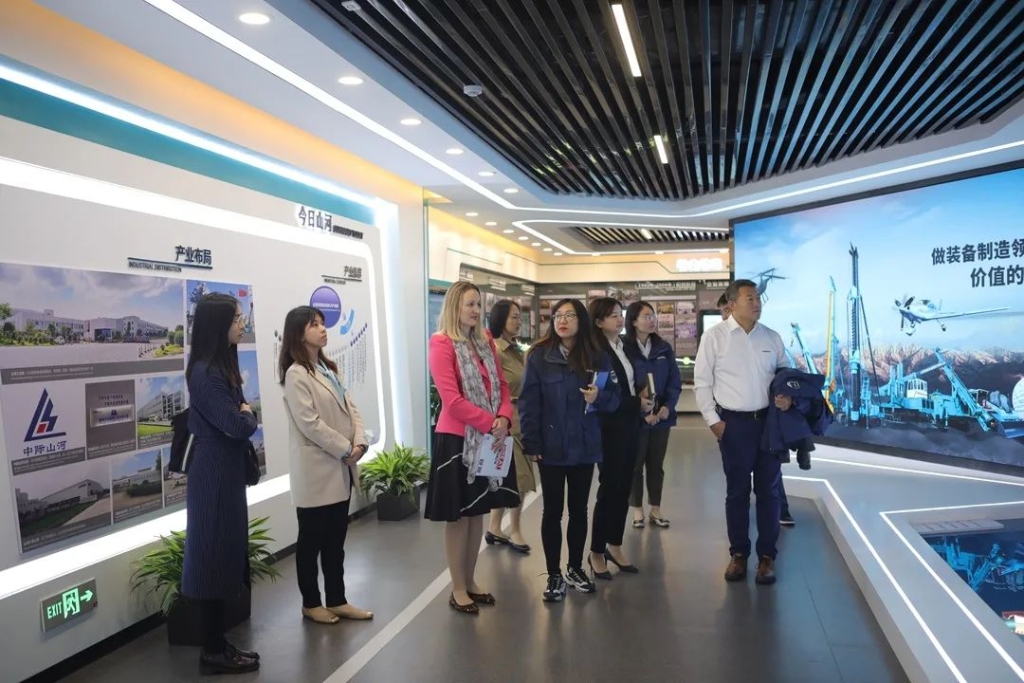 英国驻广州总领事贺颂雅调查J9集团智能