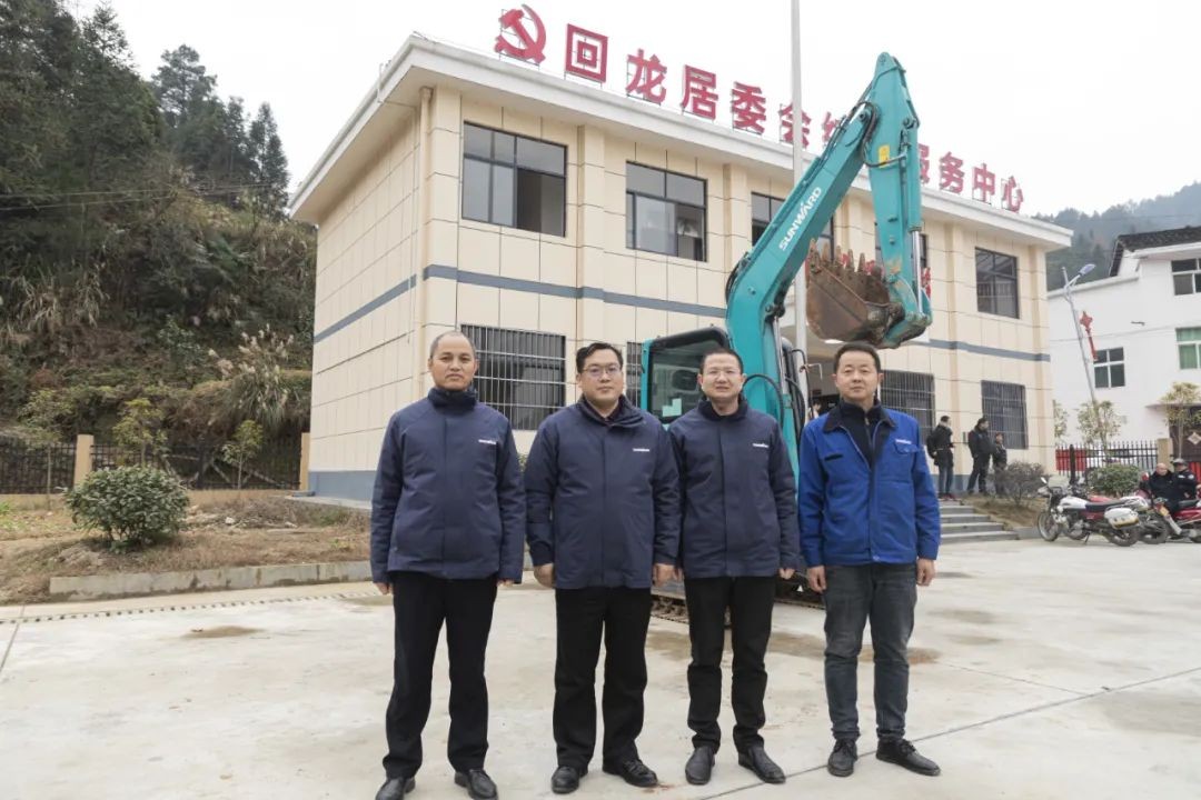 校企合作精准扶贫，产教融合振兴村落 | J9集团智能向合作院校对口扶贫点捐赠挖掘机