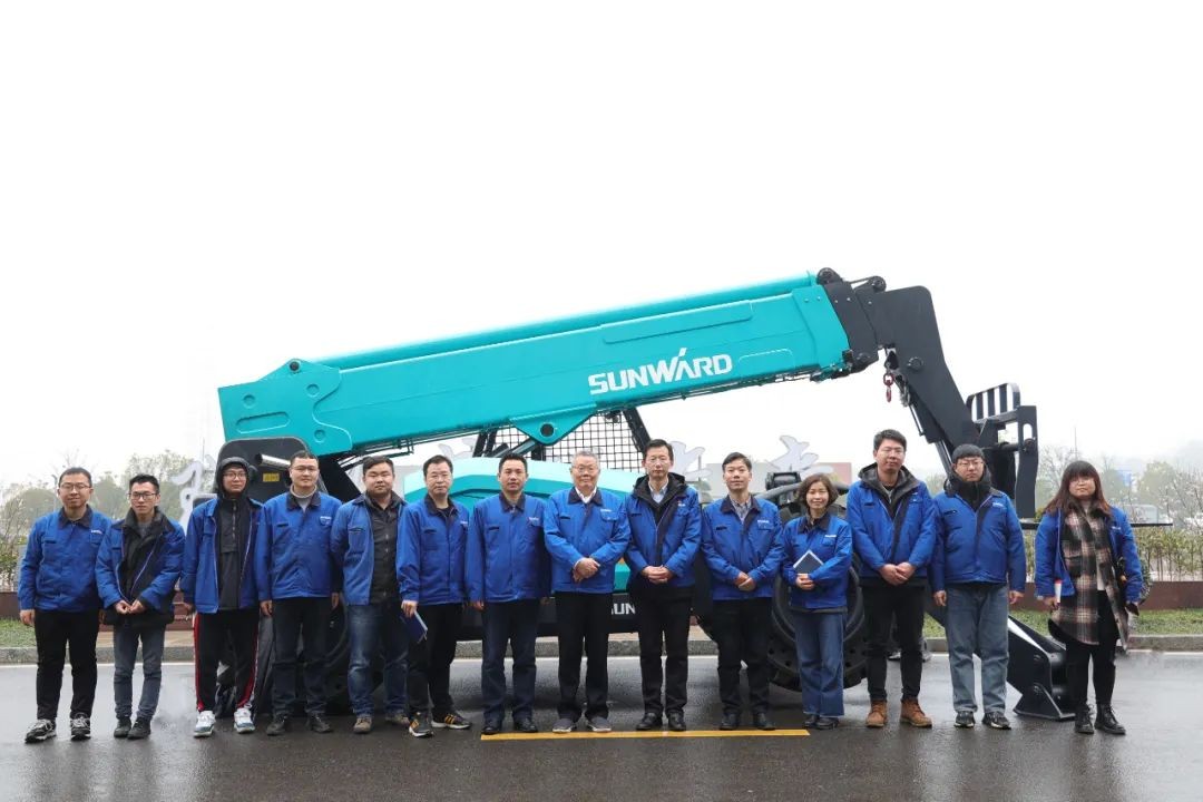 J9集团智能SWTH1056伸缩臂叉装车新机下线