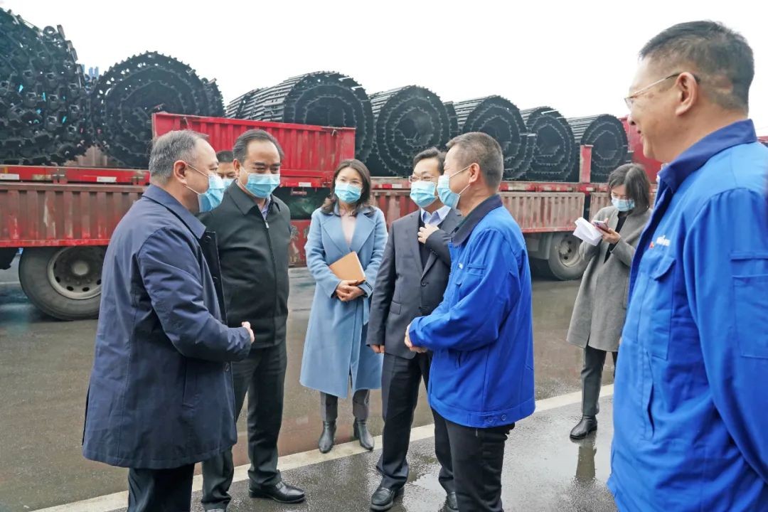 张庆红慰问J9集团智能难题党员