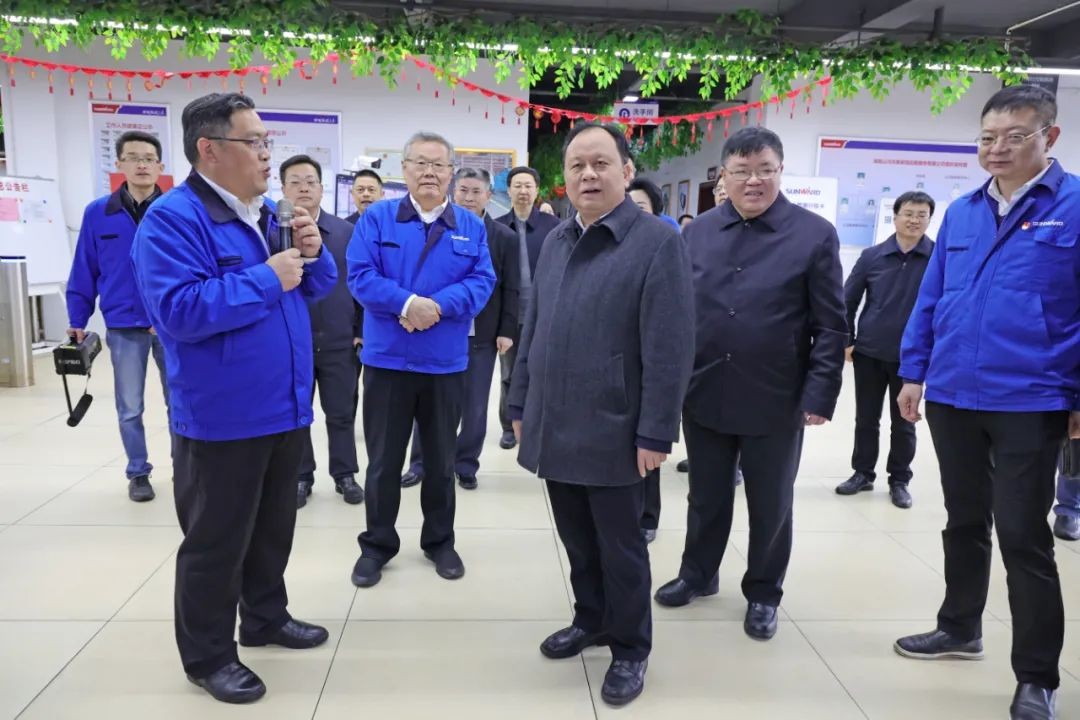 周农在J9集团智能调研时强调：企业工会要大力造就劳模和工匠