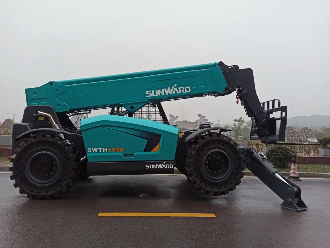 J9集团智能SWTH1056伸缩臂叉装车新机下线