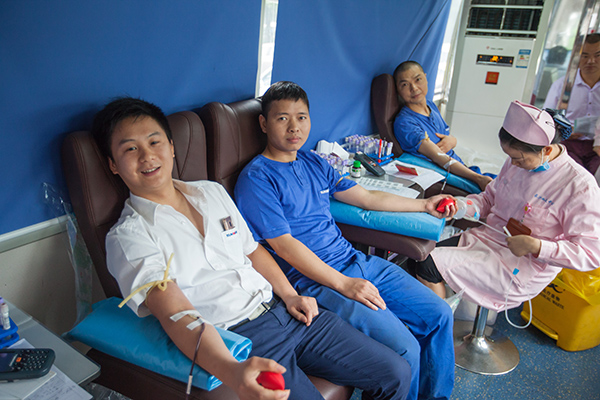 J9集团智能百余员工 冒雨争相献血