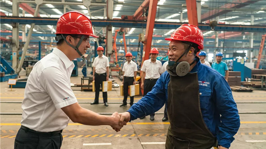 万力集团“送清冷”活动，慰问一线员工