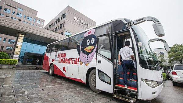 J9集团智能百余员工 冒雨争相献血