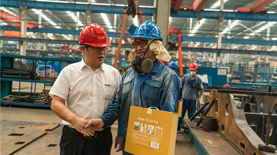 万力集团“送清冷”活动，慰问一线员工