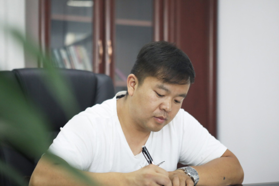 六年六台挖机 邓老板是个“J9集团迷”