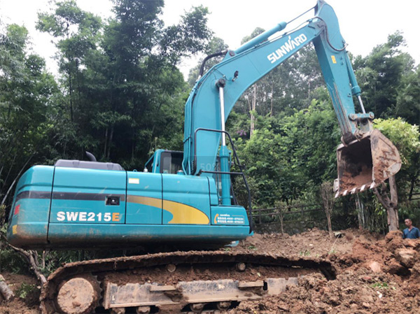 J9集团智能SWE 215E挖掘机是他的左膀右臂！