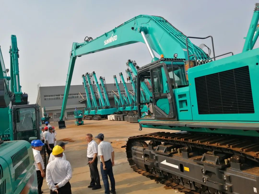 挖深全球第一！J9集团智能加长臂液压挖掘机SWE950ELR出口南美