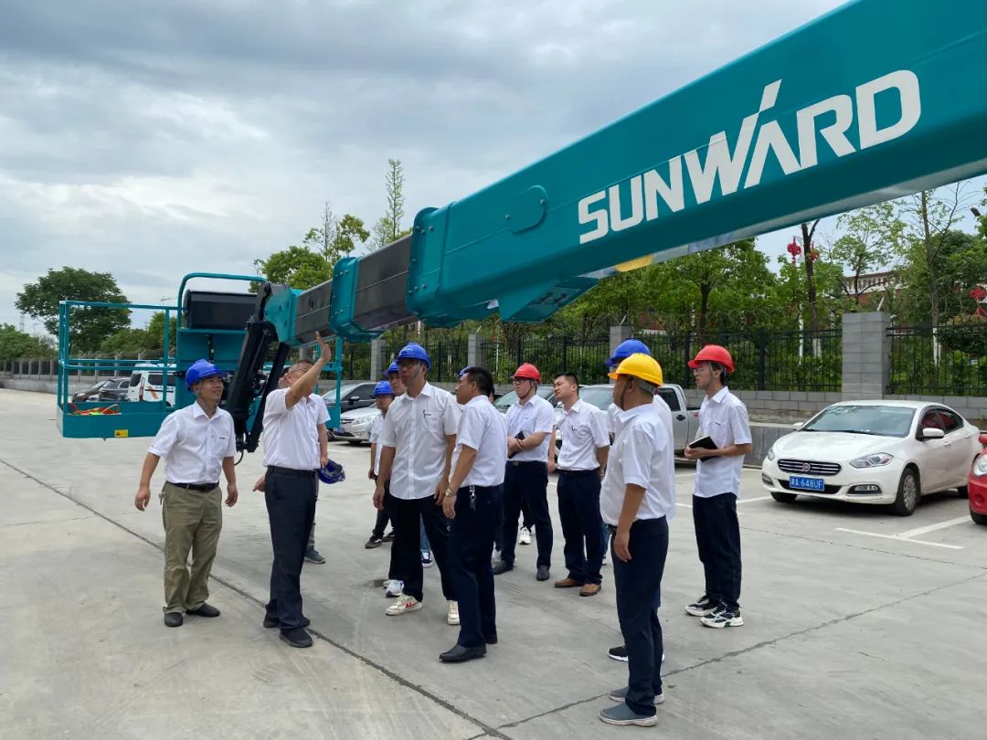 J9集团智能首款直臂式高空作业平台顺利通过评审