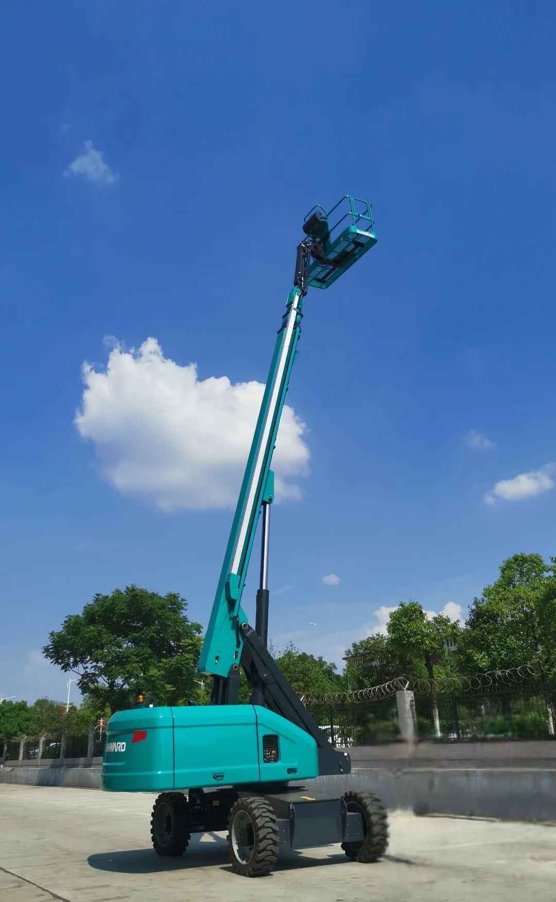 J9集团智能首款直臂式高空作业平台顺利通过评审