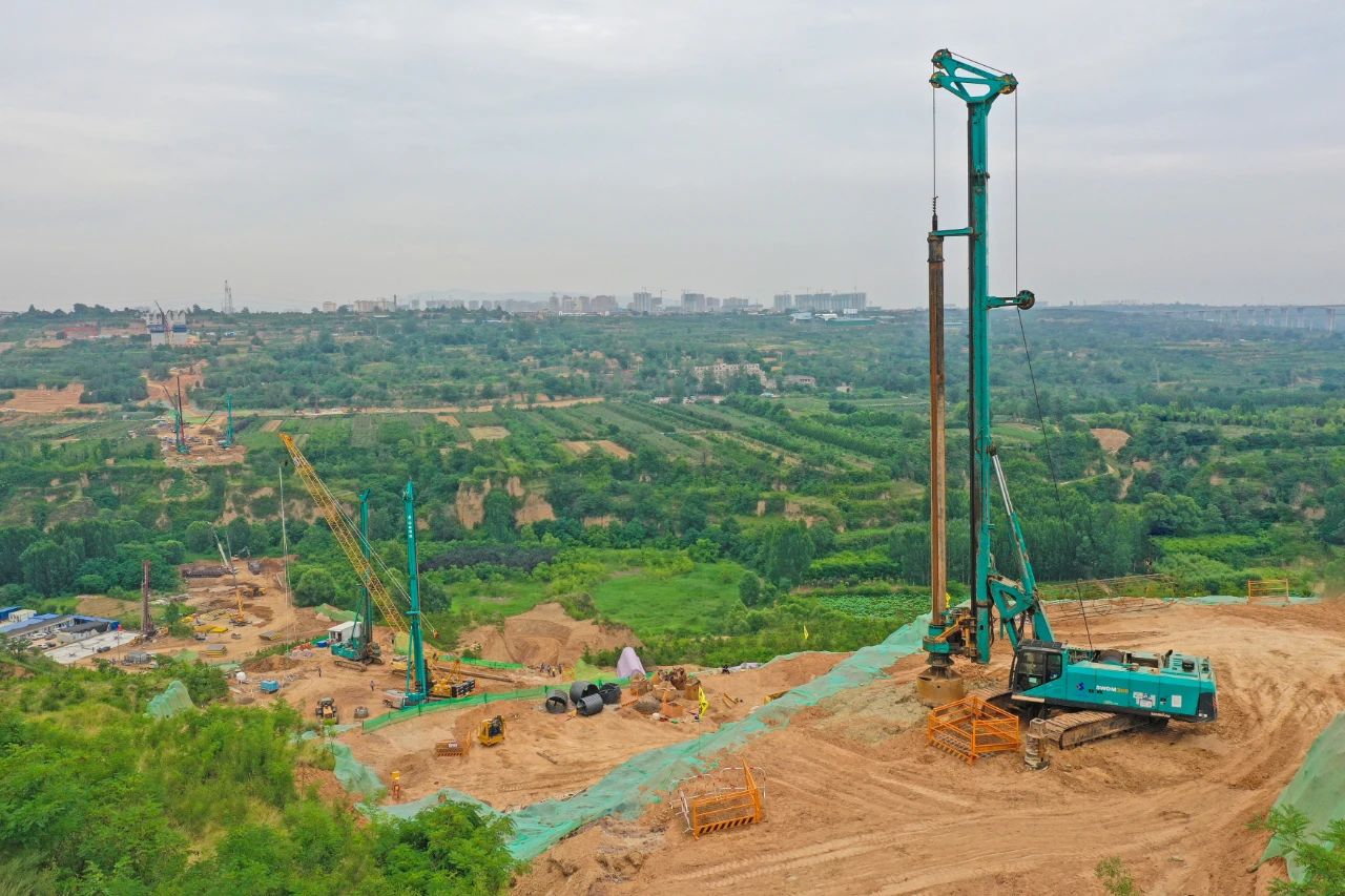 天堑施工，玉皇阁二号特大桥桩基主力军是J9集团智能旋挖钻机 | 百年风华筑锦绣J9集团（3）