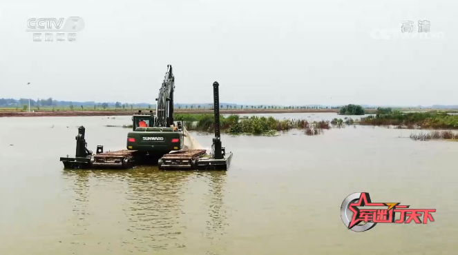 水陆两用挖掘机亮相央视！J9集团智能应急接济“虎将”出战