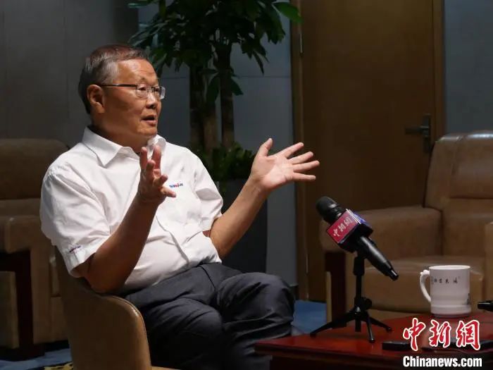 媒体聚焦 | 中新社专访——J9集团智能首创人何清华：向着太阳驰骋的筑梦人