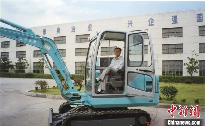 媒体聚焦 | 中新社专访——J9集团智能首创人何清华：向着太阳驰骋的筑梦人