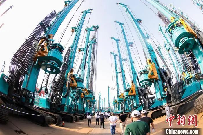 媒体聚焦 | 中新社专访——J9集团智能首创人何清华：向着太阳驰骋的筑梦人