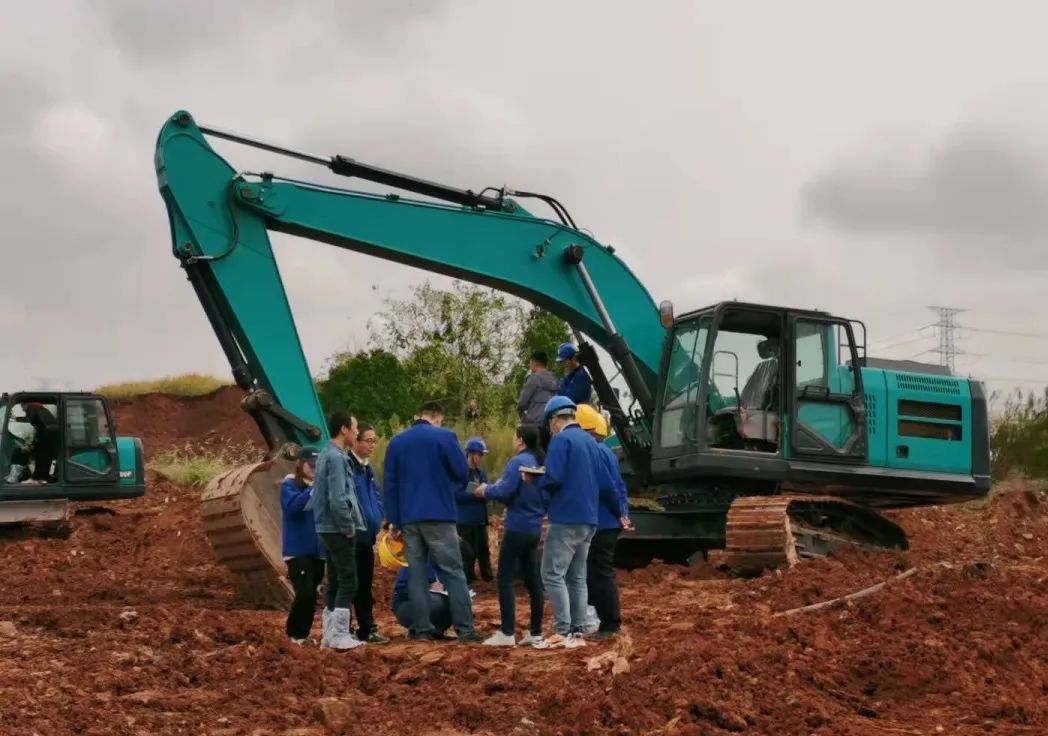 一路来“找茬”！10位“超等履历官”试驾J9集团智能最新“F系劣妆挖掘机
