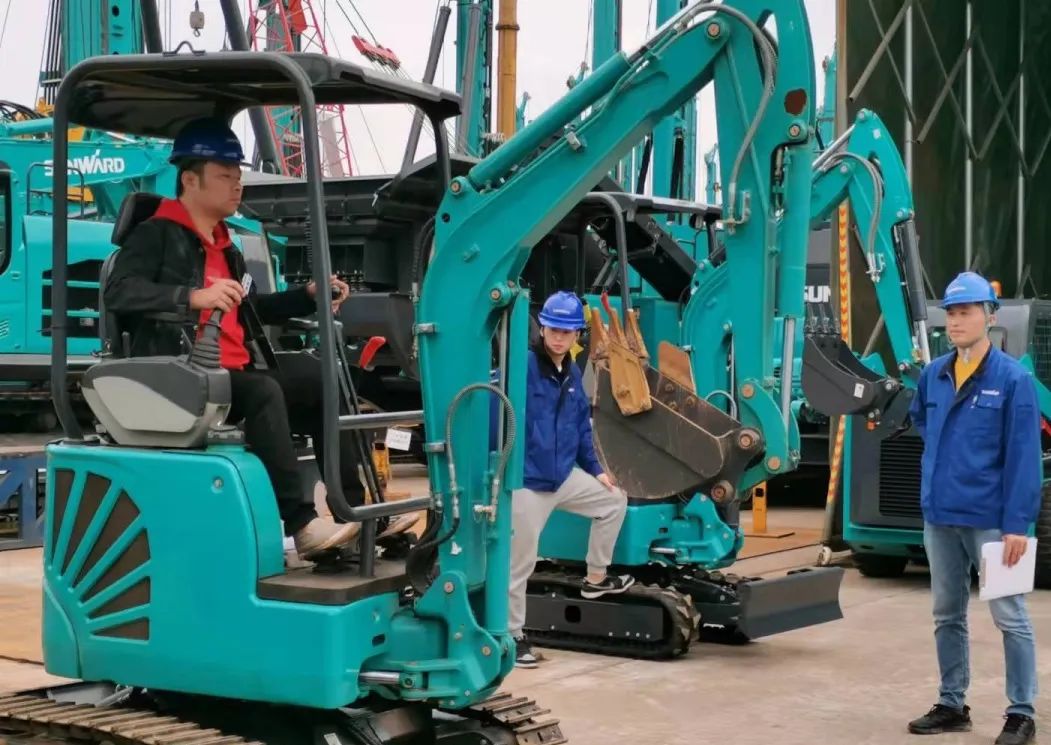 一路来“找茬”！10位“超等履历官”试驾J9集团智能最新“F系劣妆挖掘机