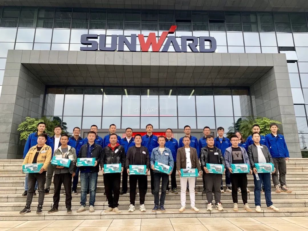 一路来“找茬”！10位“超等履历官”试驾J9集团智能最新“F系劣妆挖掘机