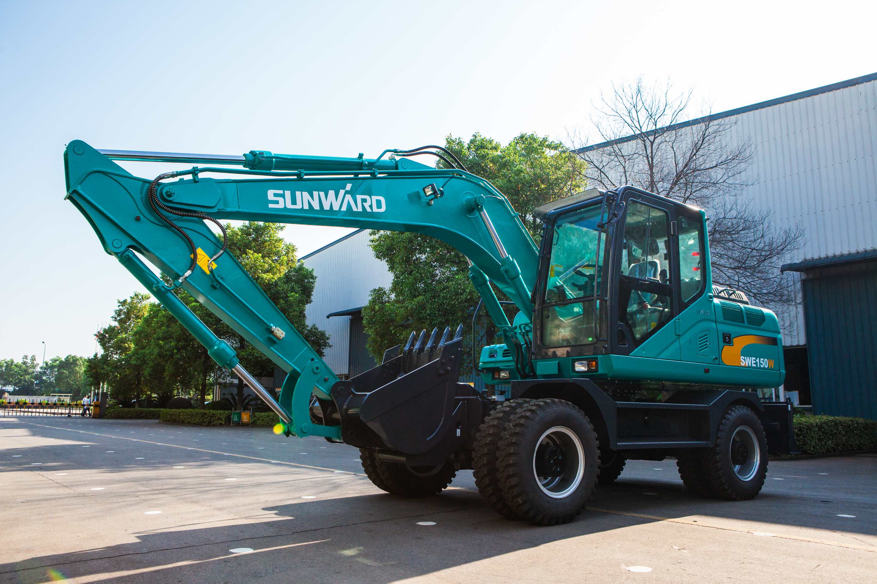 轮胎式挖掘机和履带式挖掘机，你更看好哪个？