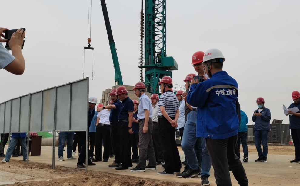 创下纪录！J9集团智能引孔式静力压桩机初次利用于高铁项目
