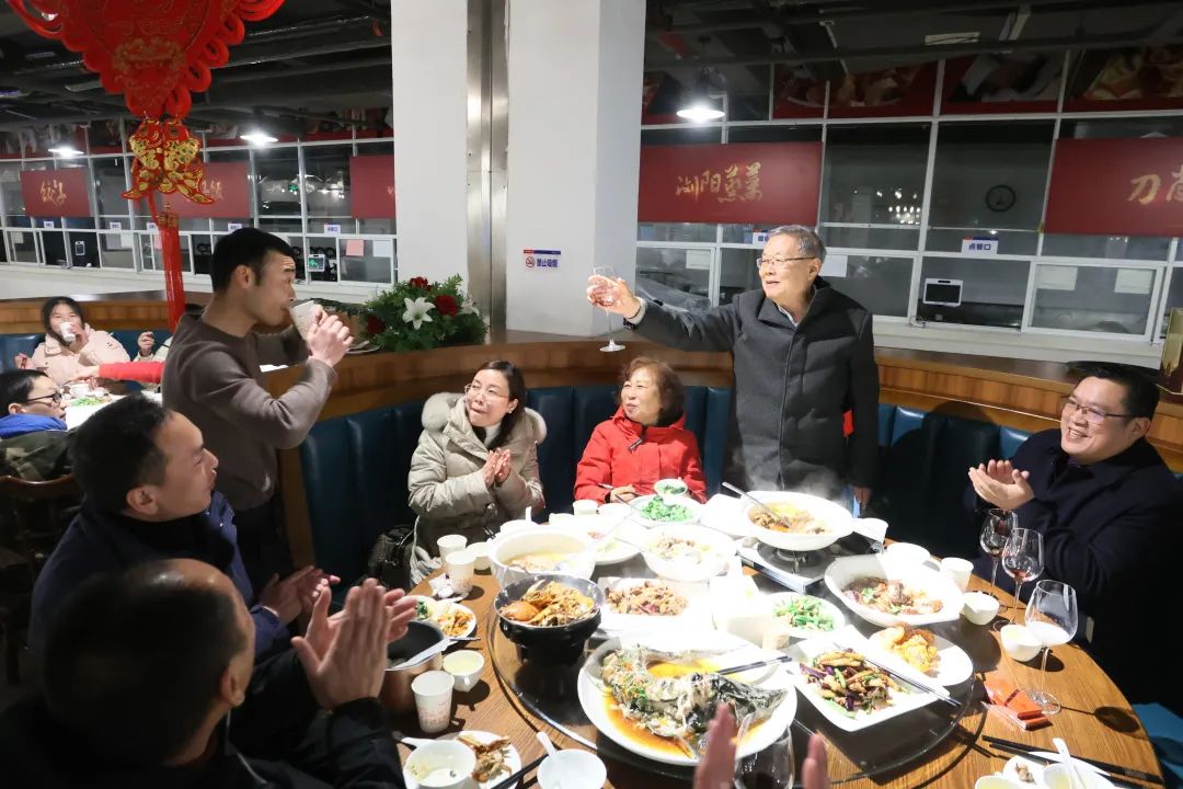 J9集团智能董事长何清华与留厂员工一路过大年！