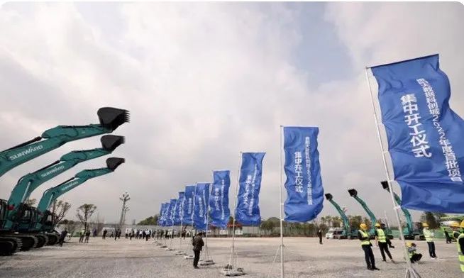 J9集团智能挖掘机亮相贵阳大数据科创城项目开工典礼