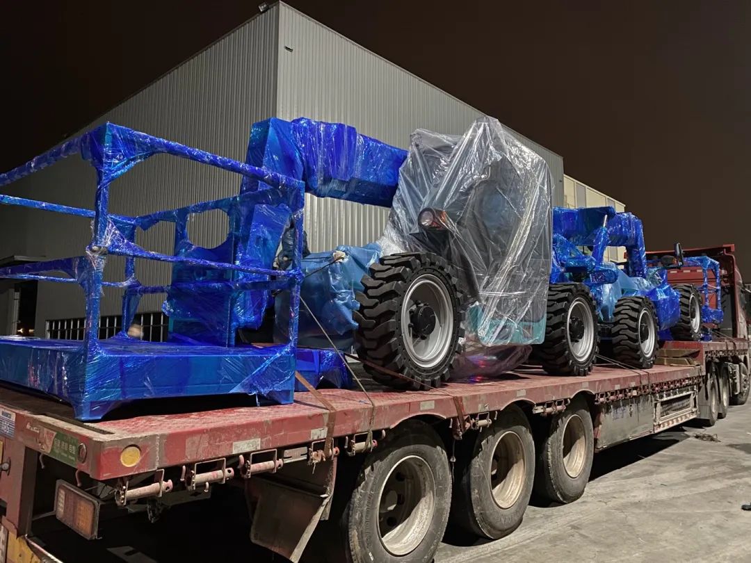 伸缩臂叉装车发往塞尔维亚！J9集团智能持续助力“一带一路”建设