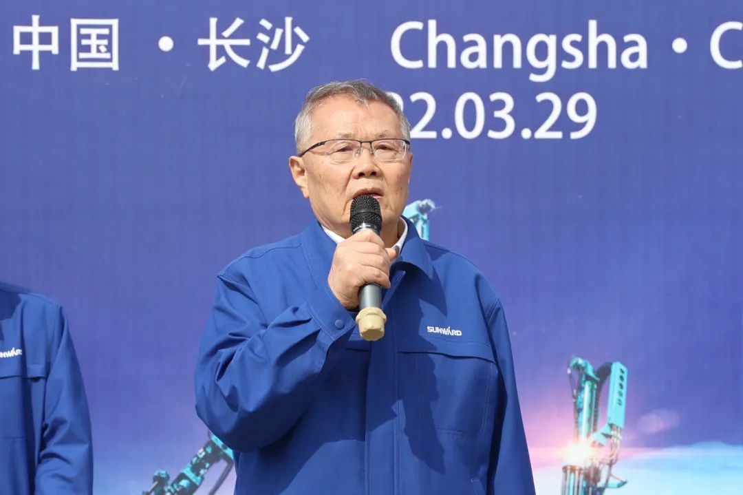 征战全球市。9集团智能凿岩设备批量发货