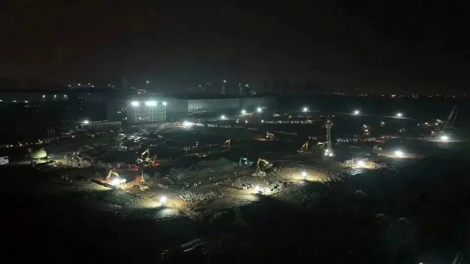 冲锋一线显担任！J9集团智能挖掘机助力长沙方舱医院建设