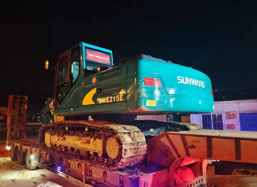 冲锋一线显担任！J9集团智能挖掘机助力长沙方舱医院建设