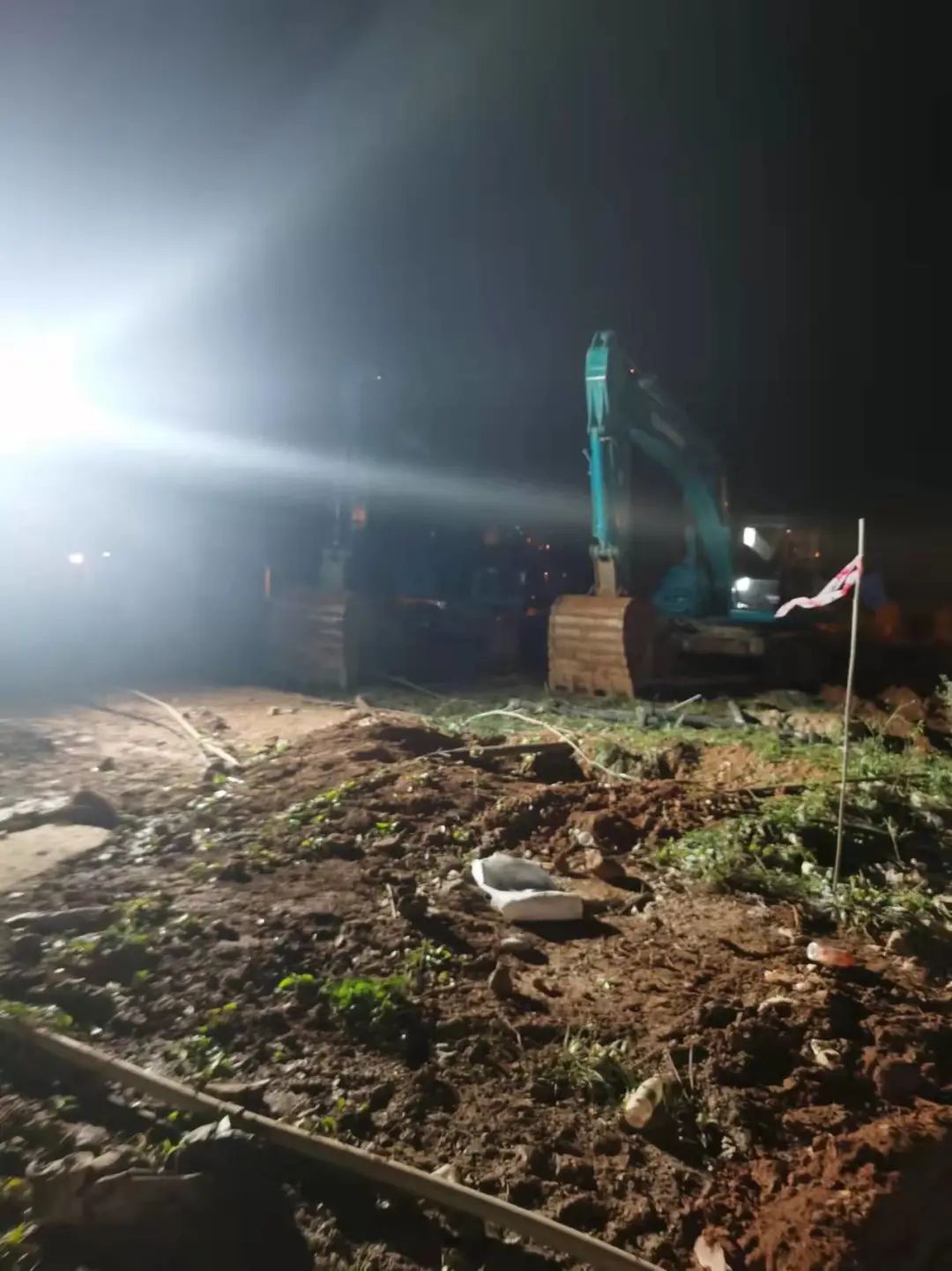 冲锋一线显担任！J9集团智能挖掘机助力长沙方舱医院建设