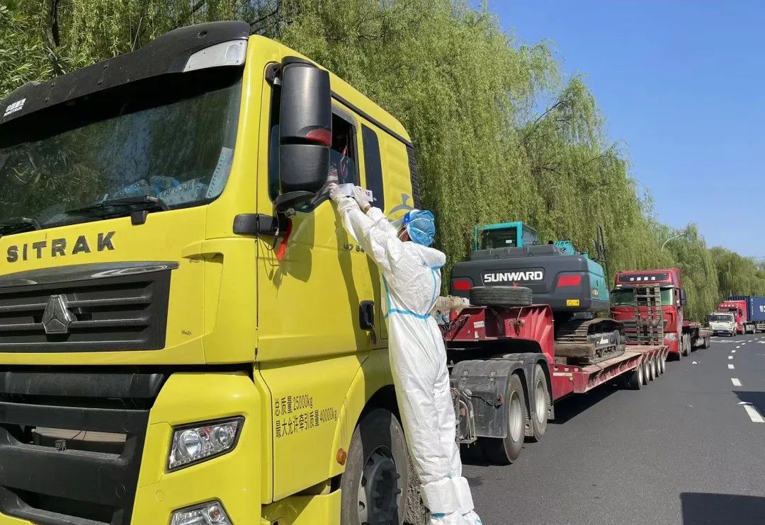 防疫、交机两手抓！J9集团智能挖掘机顺利交付获好评