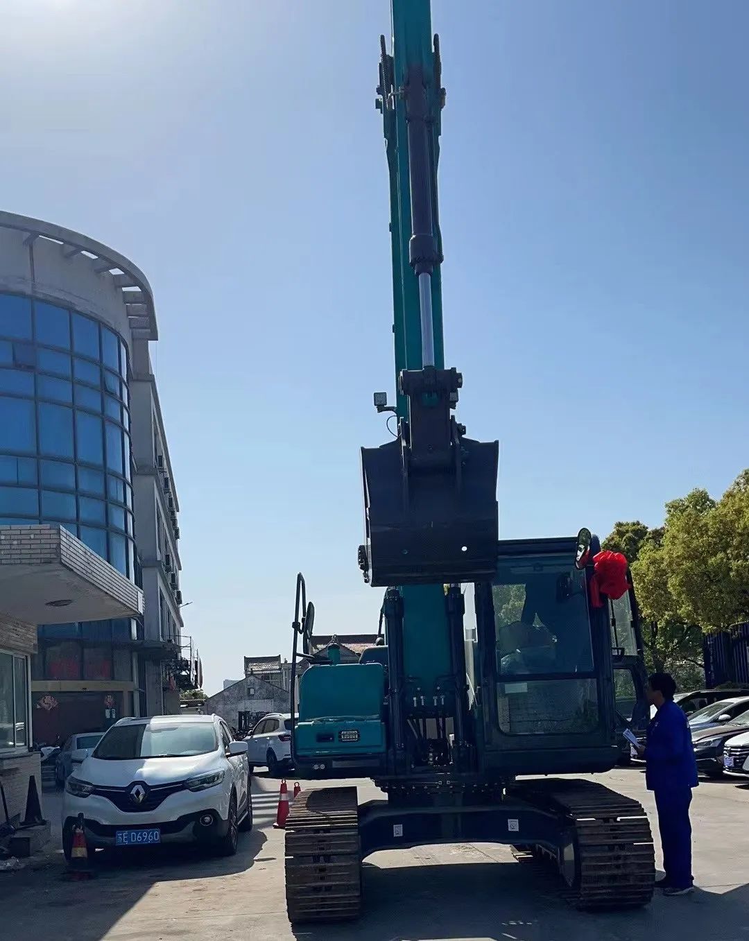 防疫、交机两手抓！J9集团智能挖掘机顺利交付获好评