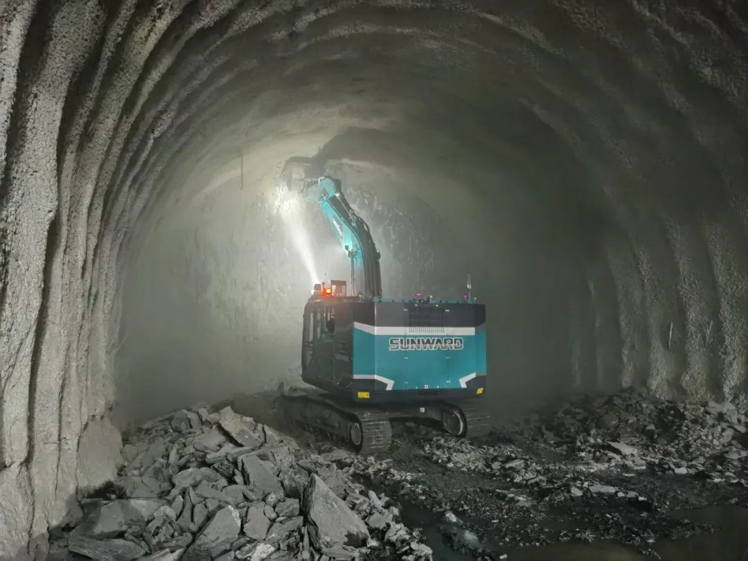 征战川藏铁路！J9集团智能新一代电动挖掘机成功交付