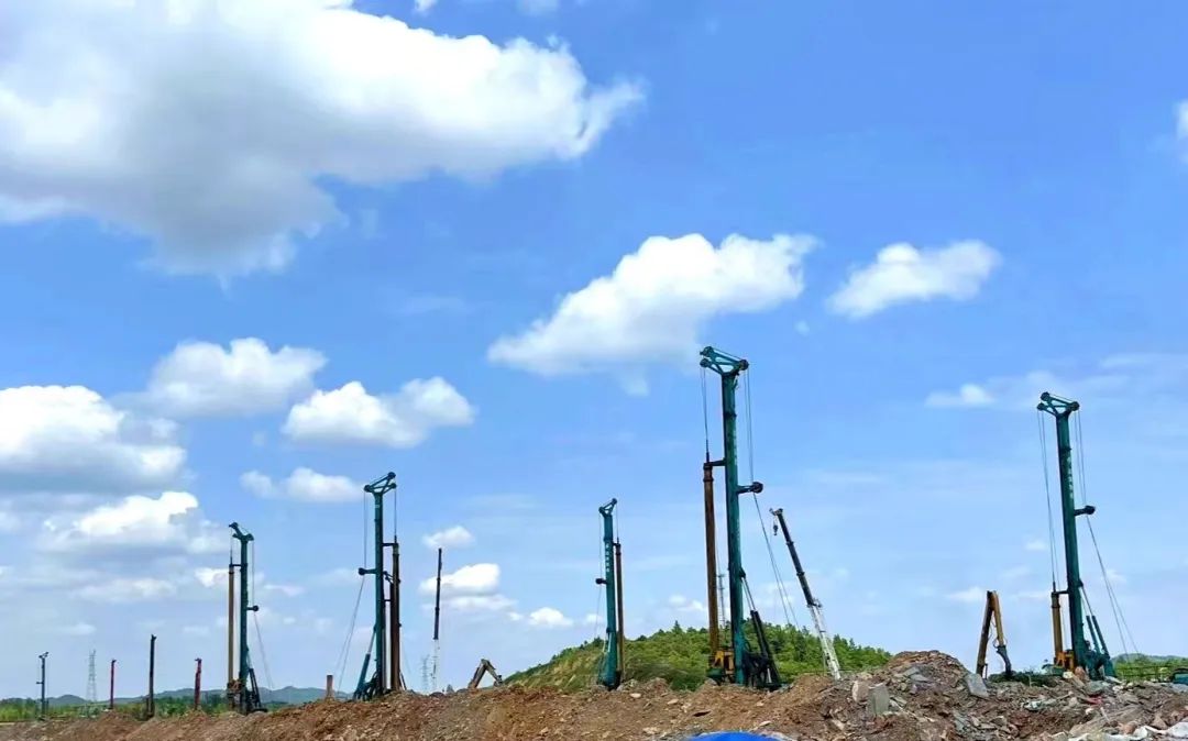 打桩“神器”再露锋芒！J9集团智能旋挖钻机助力贵阳贵安新区负极资料项目加快建设