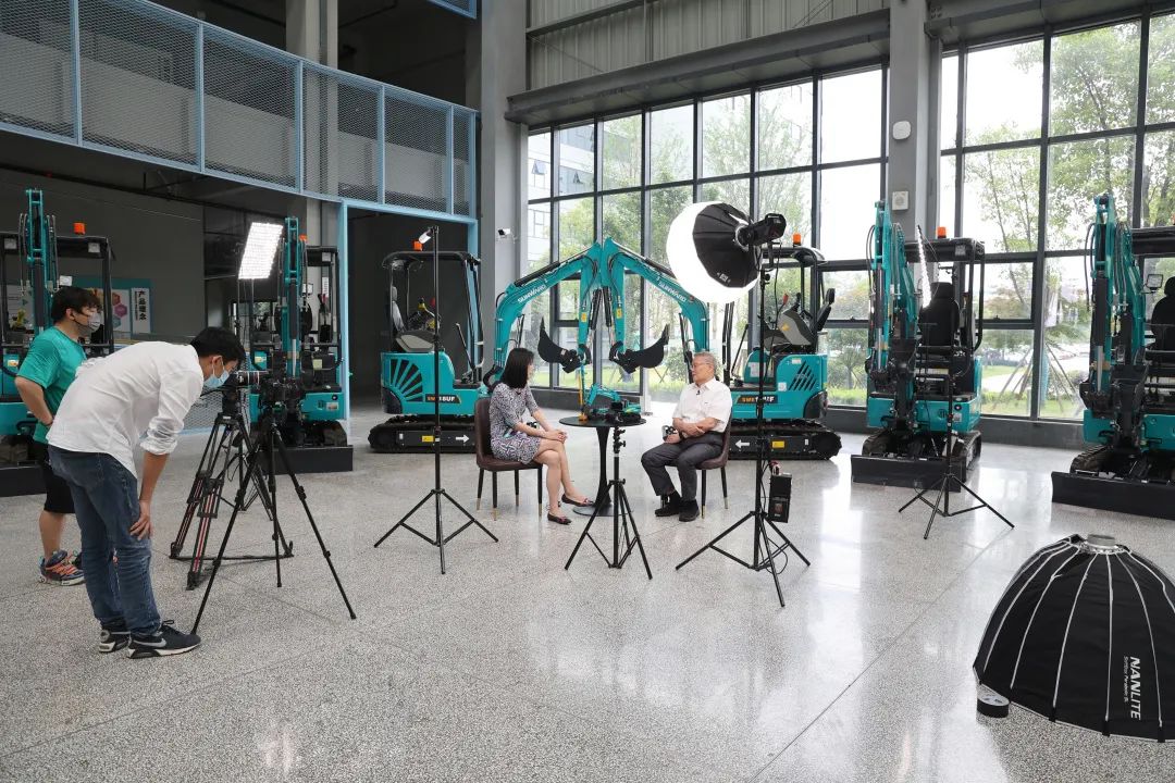 CGTN探厂！专访J9集团智能董事长、首席专家何清华花絮来了