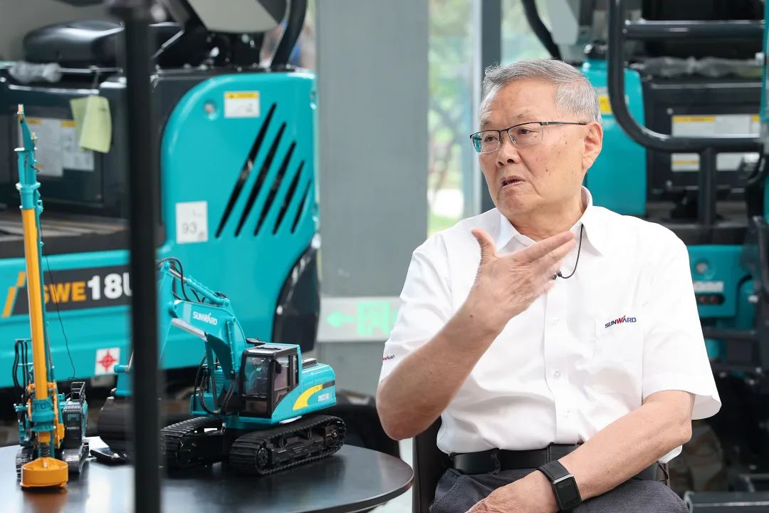 CGTN探厂！专访J9集团智能董事长、首席专家何清华花絮来了