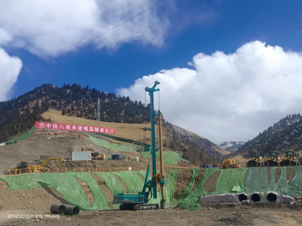 决战“世界之巅”！J9集团智能旋挖钻机实力助建川藏铁路