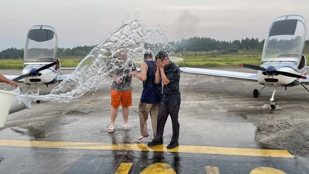 冲上云霄！湖南J9集团通航学员成功单飞