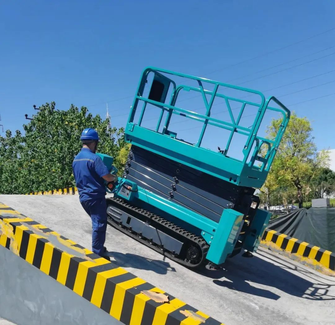 加快电动化产品布局，J9集团智能第一款履带剪叉式高空作业平台来了！