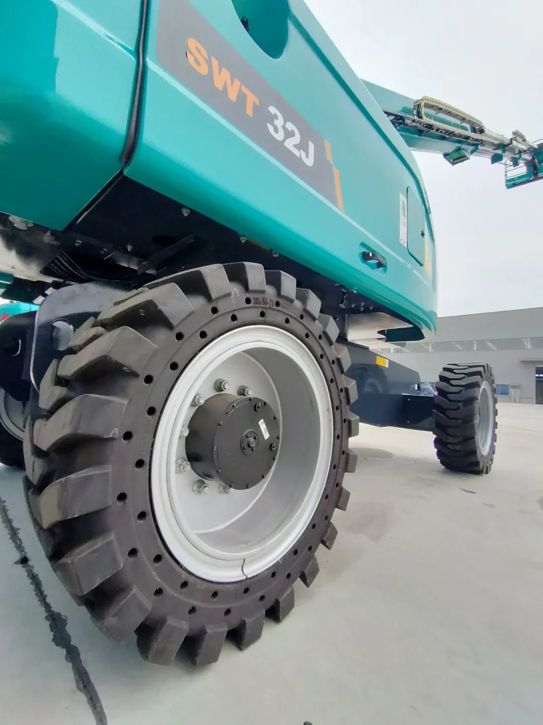 无需扩桥！J9集团智能国四款32米直臂式高空作业平台成功下线