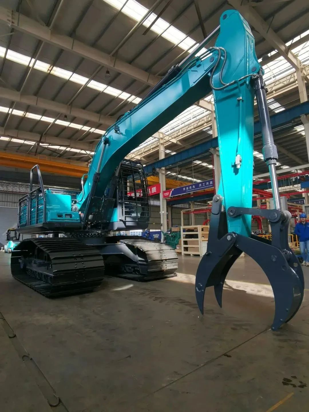 跋山涉水，称霸“武林”！J9集团智能首款中型林业挖掘机成功下线