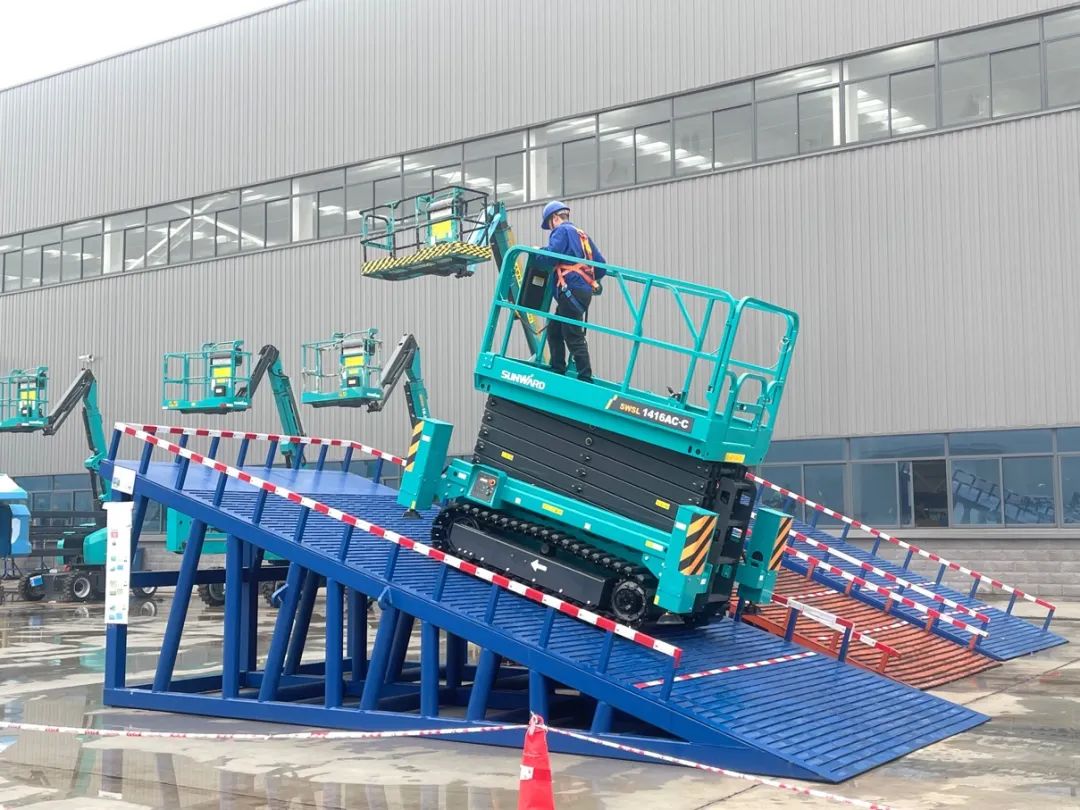 出厂即“前途”！J9集团智能首款履带剪叉式高空作业平台批量上市