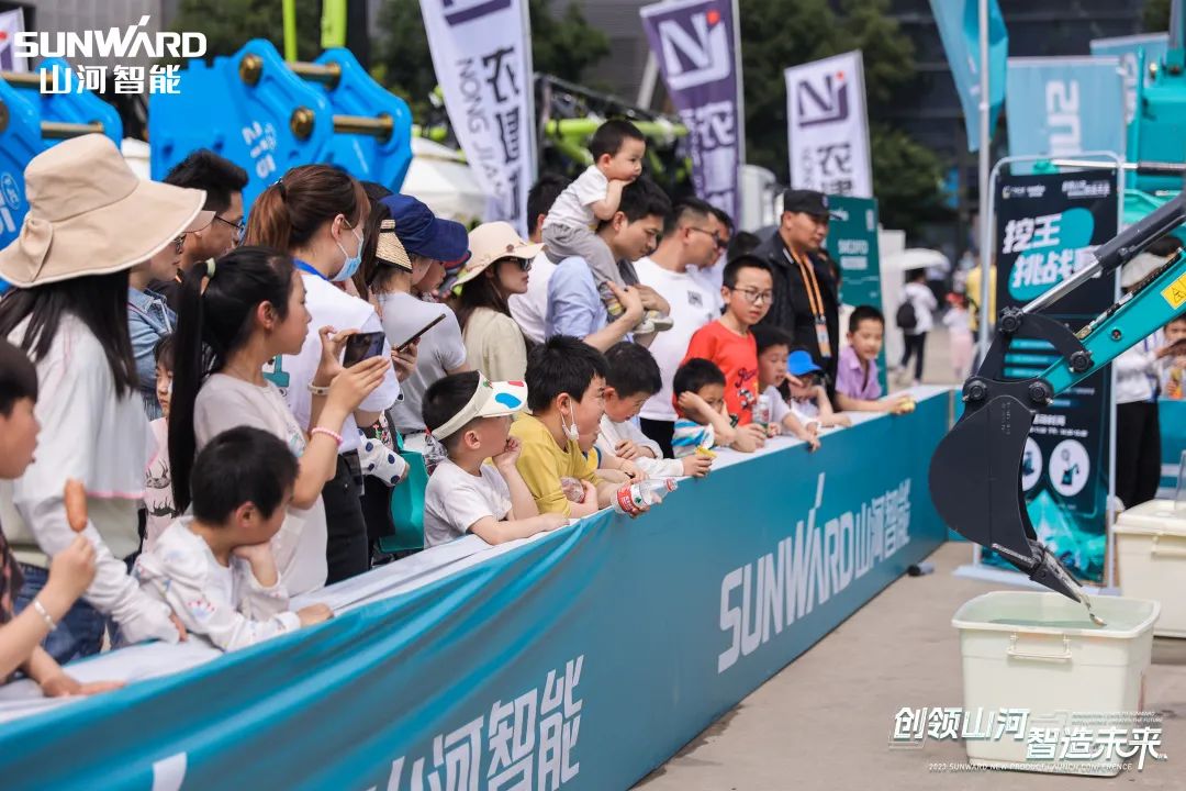 精品出击、互动不休！J9集团智能F系列挖掘机闪灼长沙展