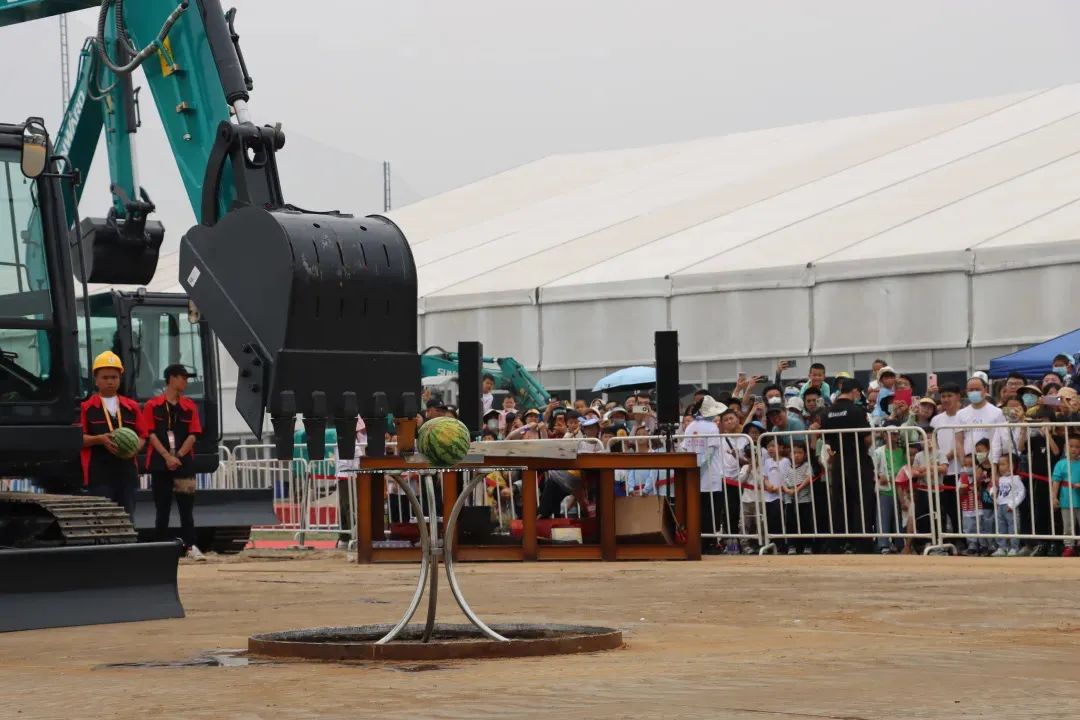 精品出击、互动不休！J9集团智能F系列挖掘机闪灼长沙展