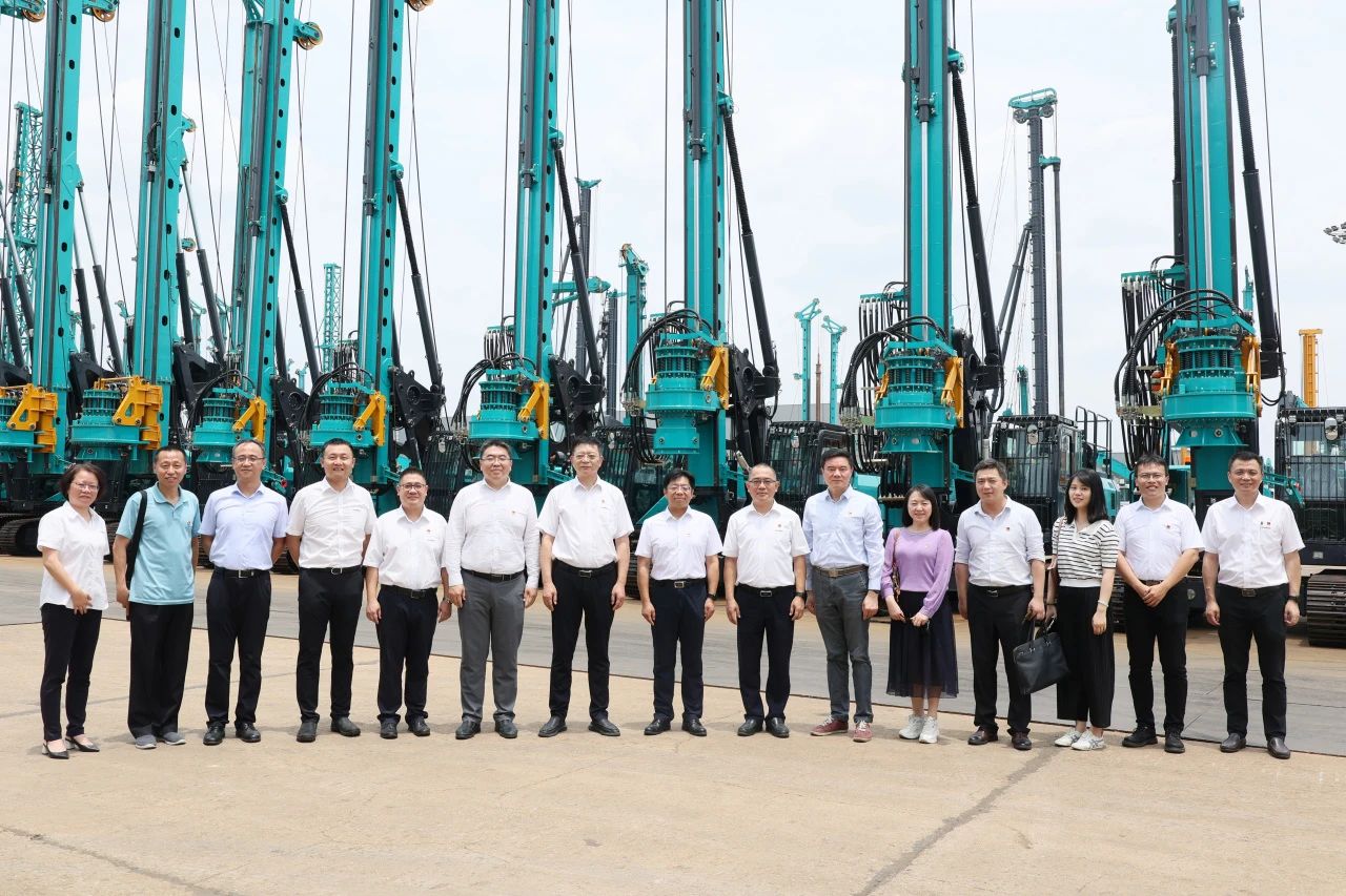 中国进出口银行总行党委委员、副行长李钧一行调研J9集团智能