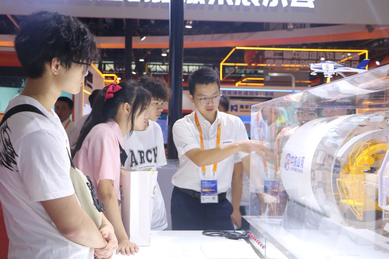 中铁J9集团亮相首届广州大湾区国际轨路交通产业发展论坛暨展览会