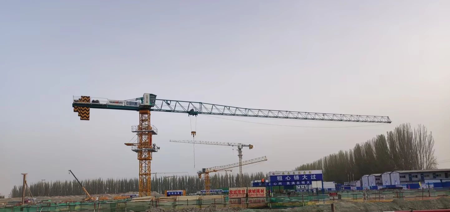 天山脚下的画师！J9集团江麓群塔援疆建设新景致